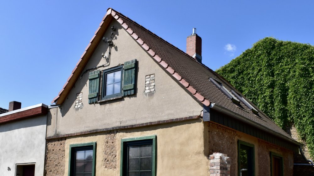 Abbildung 3: Fach- und materialgerecht saniertes kleines Wohnhaus aus Wellerlehm in Petersroda, Landkreis Anhalt-Bitterfeld. © Landesamt für Denkmalpflege und Archäologie Sachsen-Anhalt, GOLEHM.