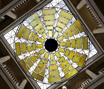 Ausstellungsimpression: Medieninstallation an der Lichtdecke im Atrium des Landesmuseums. © Landesamt für Denkmalpflege und Archäologie Sachsen-Anhalt, Andrea Hörentrup.
