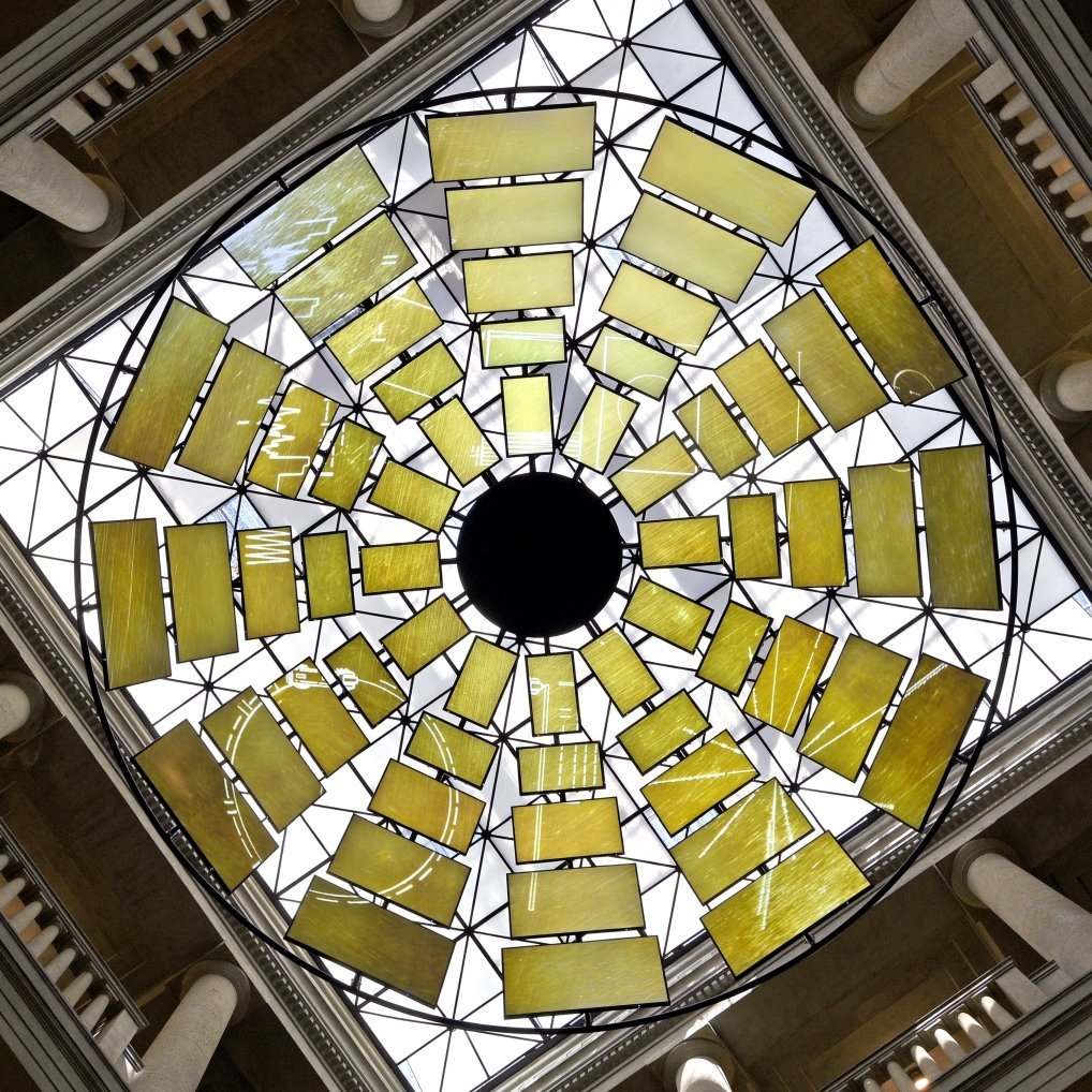 Ausstellungsimpression: Medieninstallation an der Lichtdecke im Atrium des Landesmuseums. © Landesamt für Denkmalpflege und Archäologie Sachsen-Anhalt, Andrea Hörentrup.