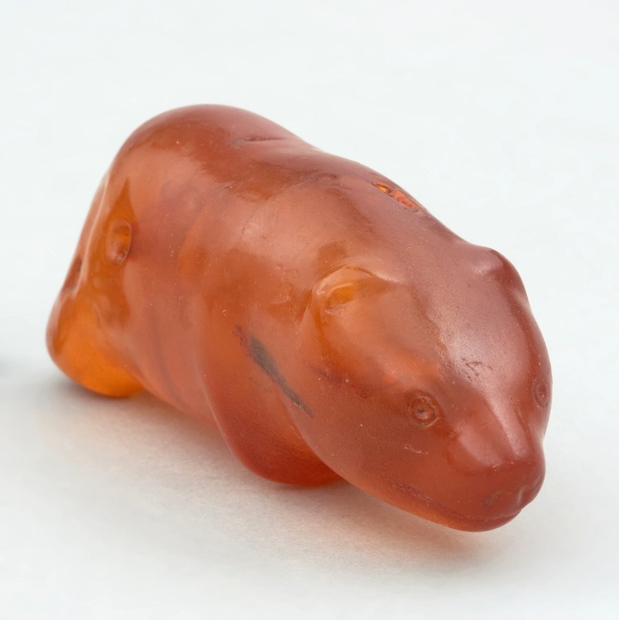 Bärenfigur aus Bernstein von Słupsk (Polen), ungefähr 9600 bis 4100 vor Christus, gefunden beim Torfabbau Ende des 19. Jahrhunderts, als Amulett oder Anhänger an einer Schnur getragen. © gemeinfrei (https://wmuzeach.pl/all-objects/3NhC7JutWcfYhkTejqjh_amber-figurine-of-a-bear-from-slupsk-/0).