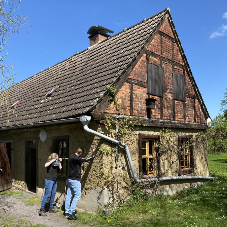 Probennahme durch ZRS Ingenieure am Backhaus in Pouch. Aus dem Bohrkern wird über kombinierte Datierungsverfahren das Alter der Lehmwand im Labor des Curt-Engelhorn-Zentrums Mannheim ermittelt. © Landesamt für Denkmalpflege und Archäologie Sachsen-Anhalt, GOLEHM.