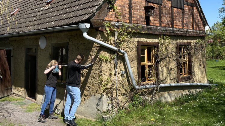 Abbildung 1: Probennahme durch ZRS Ingenieure am Backhaus in Pouch. Aus dem Bohrkern wird über kombinierte Datierungsverfahren das Alter der Lehmwand im Labor des Curt-Engelhorn-Zentrums Mannheim ermittelt. © Landesamt für Denkmalpflege und Archäologie Sachsen-Anhalt, GOLEHM.
