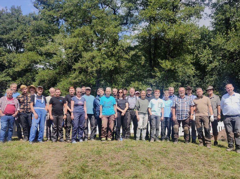 Die Grabungsmannschaft aus Archäologen und ehrenamtlichen Helfern. © Landesamt für Denkmalpflege und Archäologie Sachsen-Anhalt, Nike Mestwerdt.