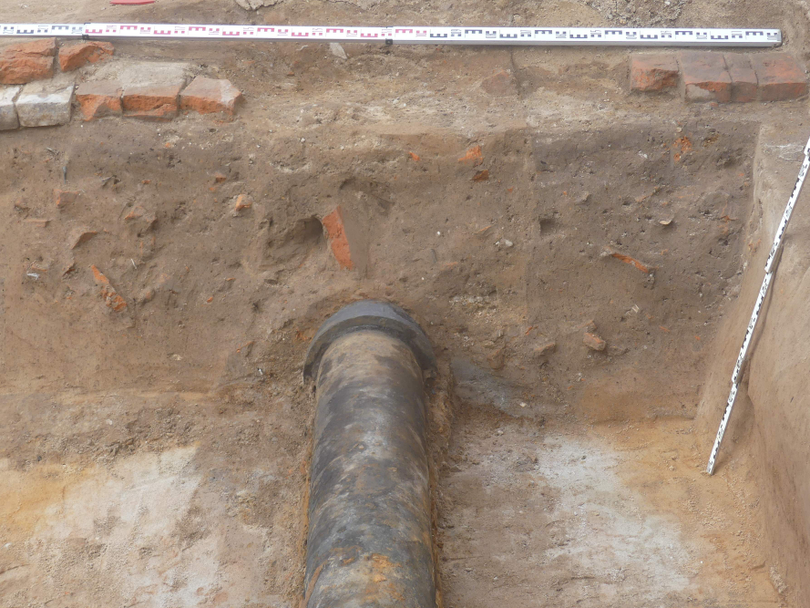 Abbildung 8: Der Rohrgraben durchschneidet eine mit Ziegelbruch verfüllte Grube, die einst vollständig von dem Ziegelsteinfundament überlagert wurde (Leitung 3). Blick nach Westen. © Landesamt für Denkmalpflege und Archäologie Sachsen-Anhalt, Helge Jarecki.