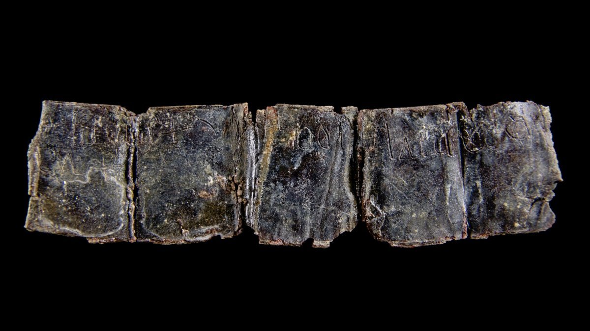 Bleitäfelchen (Seite A) mit Inschrift aus einem Kindergrab. © Landesamt für Denkmalpflege und Archäologie Sachsen-Anhalt, Klaus Bentele.