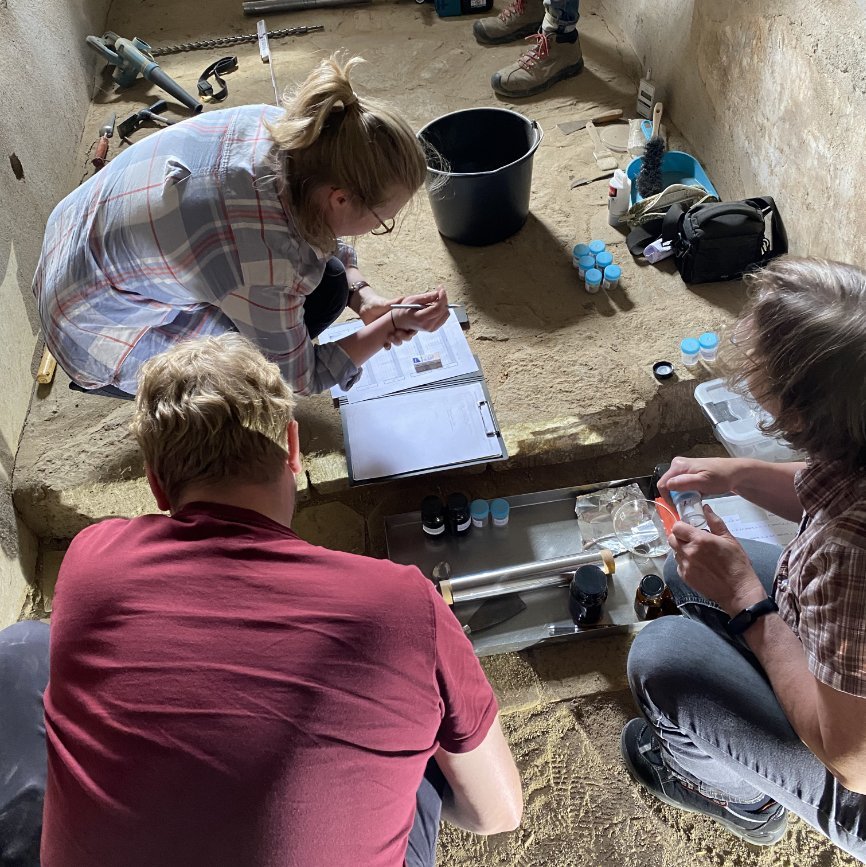 Probennahme durch die Bundesanstalt für Materialprüfung und -forschung, Berlin, für eine erste Studie zu möglichen Schadstoffen im Lehm, um eine wohngesunde Wiederverwendung des Baustoffes zu garantieren. © Landesamt für Denkmalpflege und Archäologie Sachsen-Anhalt, GOLEHM.