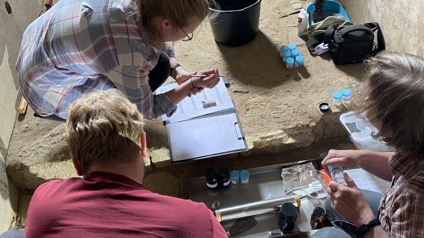 Abbildung 2: Probennahme durch die Bundesanstalt für Materialprüfung und -forschung, Berlin, für eine erste Studie zu möglichen Schadstoffen im Lehm, um eine wohngesunde Wiederverwendung des Baustoffes zu garantieren. © Landesamt für Denkmalpflege und Archäologie Sachsen-Anhalt, GOLEHM.