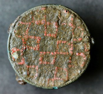 Abbildung 6: Schachbrettemailfibel aus einem Brandgrab in Zethlingen, Altmarkkreis Salzwedel. © Johann-Friedrich-Danneil-Museum Salzwedel, Lothar Mittag.