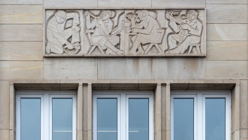 Abbildung 4: Martin Hadelich: Relief am ehemaligen Telegrafenamt, 1959. © Landesamt für Denkmalpflege und Archäologie Sachsen-Anhalt, Christoph Liepach.