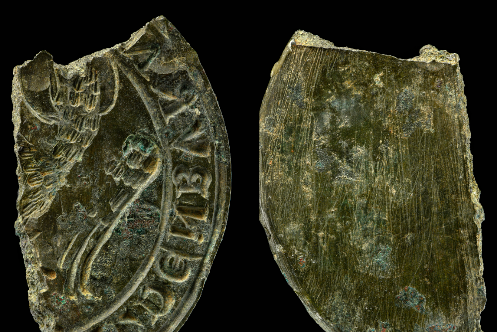 Abbildung 4: Siegelstempel des Kaltenborner Konvents, Fragment, Buntmetall (5 mal 2,7 Zentimeter). © Landesamt für Denkmalpflege und Archäologie Sachsen-Anhalt, Juraj Lipták.