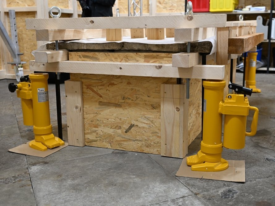 Zur Hebung der Deckplatte kam eine Kombination aus hydraulischen Stempeln und einer angepassten Flaschenzugtechnik zum Einsatz. © Landesamt für Denkmalpflege und Archäologie Sachsen-Anhalt, Denis Dittrich.