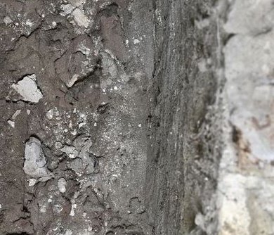 Im freien Bereich zwischen Holzkiste (links) und Sarkophagtrog (rechts) sind erste Funde – vor allem Textilfragmente – zu erkennen. © Landesamt für Denkmalpflege und Archäologie Sachsen-Anhalt, Andrea Hörentrup.