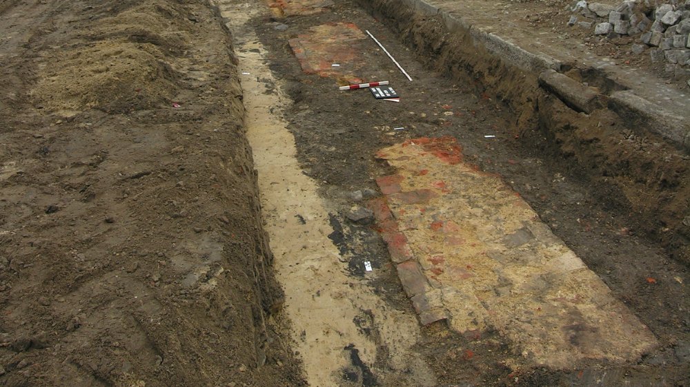 Grabungsfläche mit Nordwand des Kaufhauses. © Landesamt für Denkmalpflege und Archäologie Sachsen-Anhalt, Manfred Böhme.
