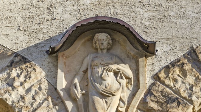 Abbildung 5: Landgericht in Halberstadt, Fassadendetail mit der Justitia. © Landesamt für Denkmalpflege und Archäologie, Angela Dolgner.