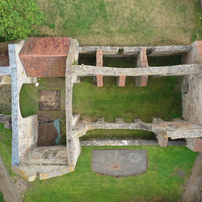Luftaufnahme der Ruine der Walbecker Stiftskirche. Links im Bild ist im Bereich der Vierung der aktuelle Grabungsschnitt erkennbar. © Landesamt für Denkmalpflege und Archäologie Sachsen-Anhalt, Matthias Zirm.