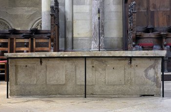 Blick auf die nördliche Längsseite des Sarkophags. Unterhalb der Deckplatte sind die 1844 eingesetzten Eisenklammern zu sehen, von denen Risse im Stein ausgehen. © Landesamt für Denkmalpflege und Archäologie Sachsen-Anhalt, Andrea Hörentrup.