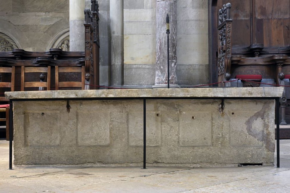 Blick auf die nördliche Längsseite des Sarkophags. Unterhalb der Deckplatte sind die 1844 eingesetzten Eisenklammern zu sehen, von denen Risse im Stein ausgehen. © Landesamt für Denkmalpflege und Archäologie Sachsen-Anhalt, Andrea Hörentrup.