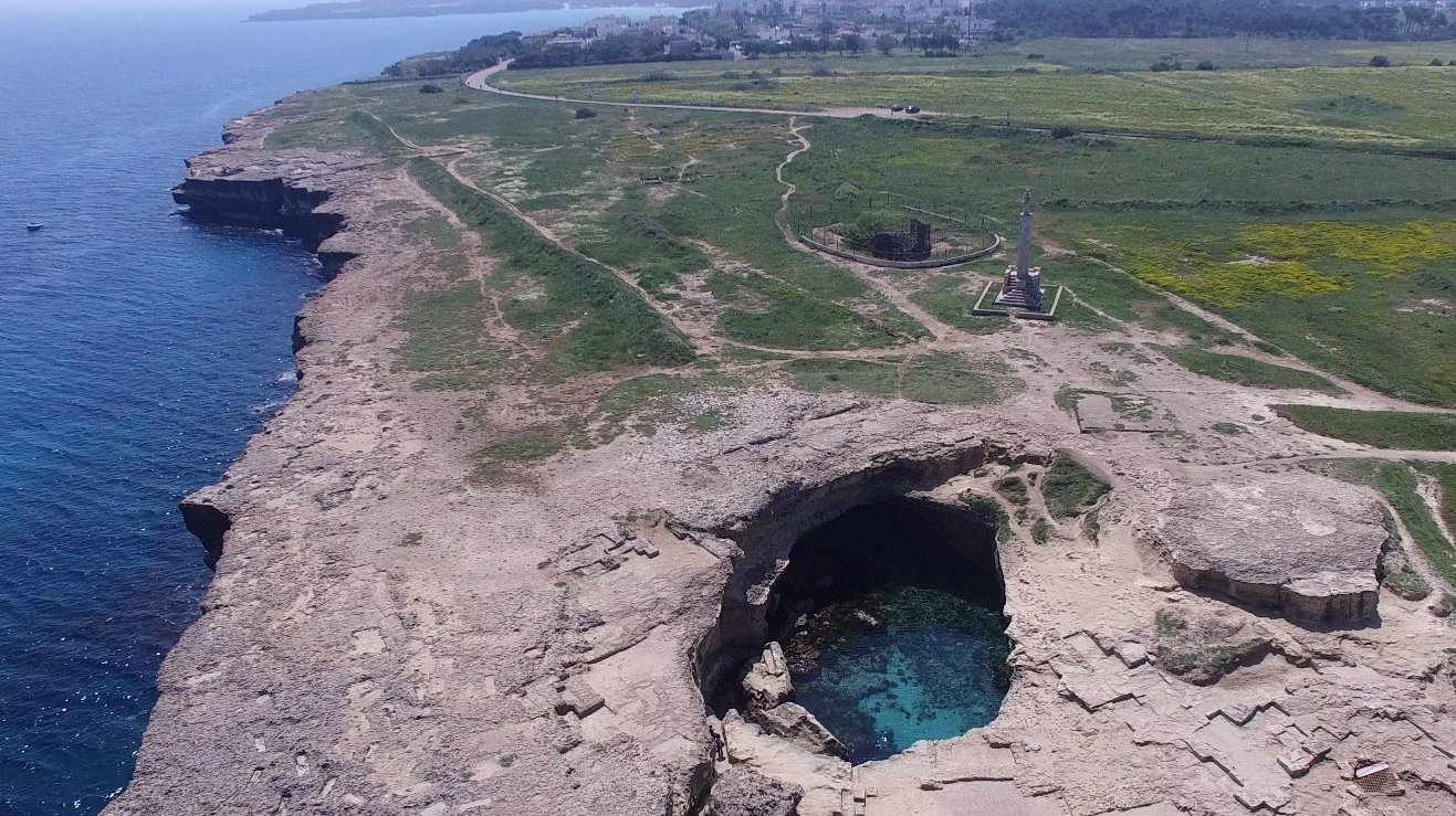 Abbildung 5a: Eingang zu Grotta della Poesia unter Wasser. © Landesamt für Denkmalpflege und Archäologie Sachsen-Anhalt, Sven Thomas. 