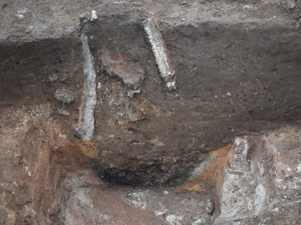 Abbildung 3:  Profilansicht des Rennfeuerofens. Der Ofenschacht aus gebranntem Lehm ist äußerst gut erhalten © Landesamt für Denkmalpflege und Archäologie Sachsen-Anhalt, Anke Gallus. 