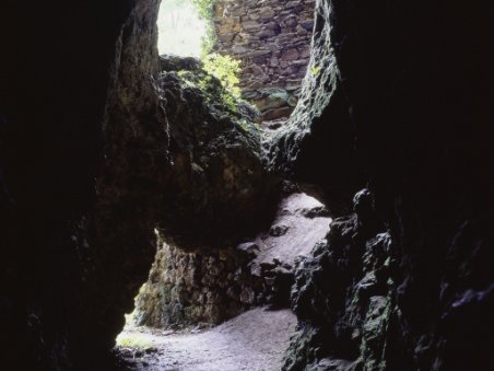 Blick aus der Ilsenhöhle unterhalb der Burg Ranis. © Landesamt für Denkmalpflege und Archäologie Sachsen-Anhalt.