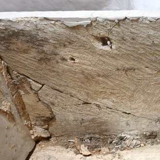 Schadensbild im Inneren des Sarkophags. © Landesamt für Denkmalpflege und Archäologie Sachsen-Anhalt, Claudio Dähnel/Denis Dittrich.