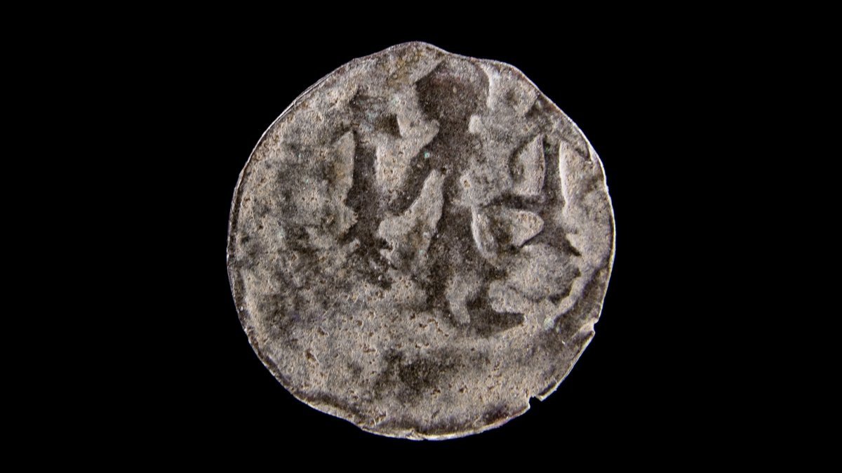 Vorderseite eines Denars aus der Markgrafschaft Brandenburg (Datierung um 1365/1368) mit Darstellung des Markgraf mit gefiederten Pfeilen in den Händen. © Landesamt für Denkmalpflege und Archäologie Sachsen-Anhalt, Klaus Bentele.