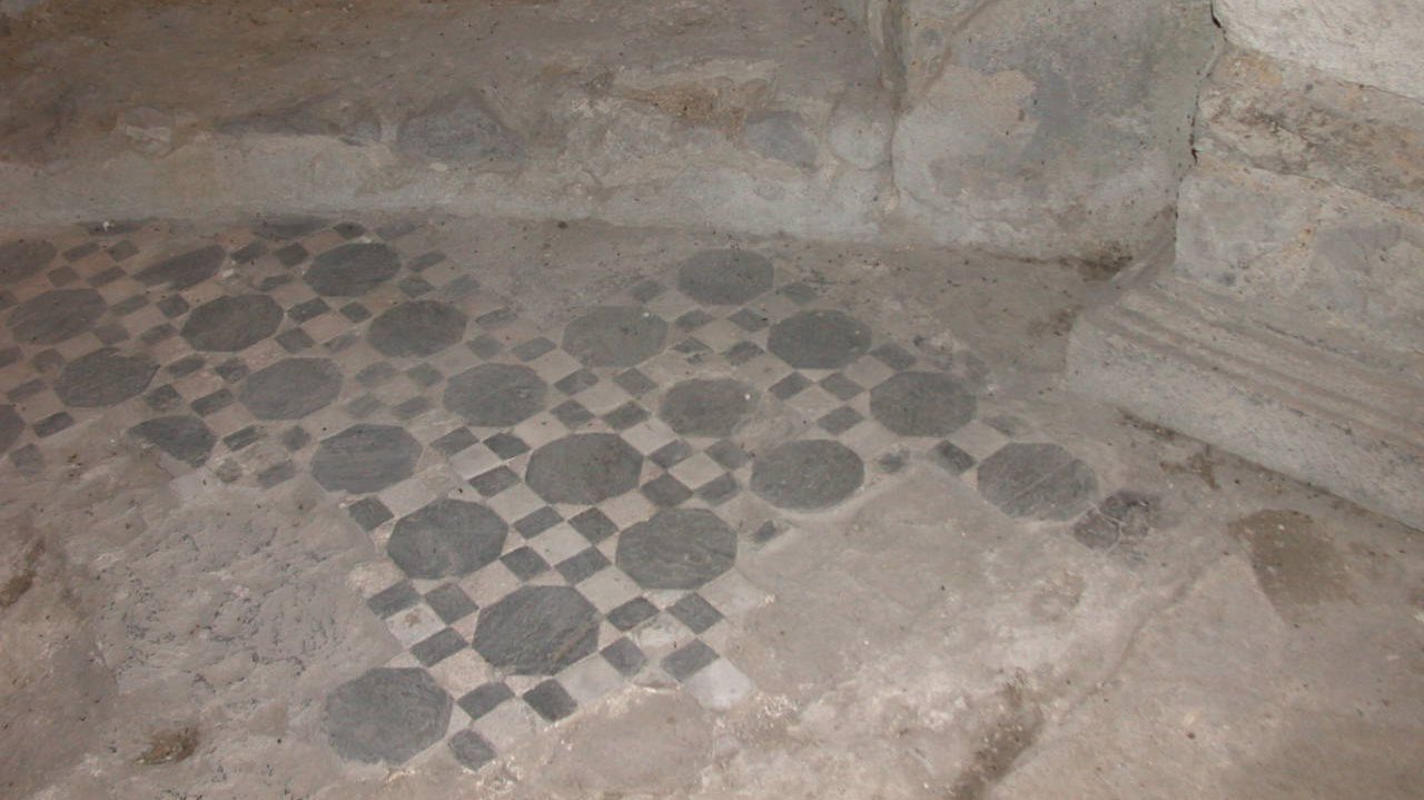 Abbildung 11: Der mosaikartige Schmuckfußboden in der Krypta unter dem gotischen Dom. © Landesamt für Denkmalpflege und Archäologie Sachsen-Anhalt.