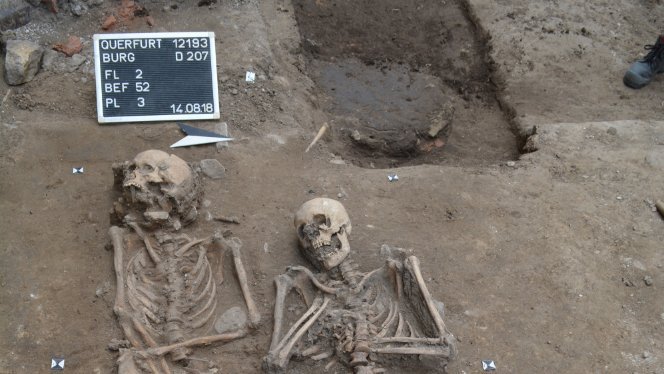 Bestattungen zwischen der Burgkirche und dem heutigen Museum. Die Toten liegen teils so dicht, dass bereits Bestattete durch die Anlage neuer Gräber gestört werden. © Landesamt für Denkmalpflege und Archäologie Sachsen-Anhalt, Madeleine Fröhlich.