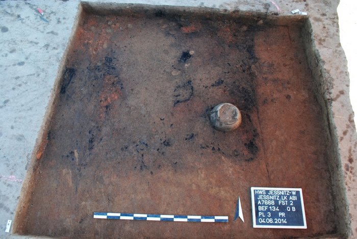 Abbildung 8: Auch das Grubenhaus 134 weist eindeutig auf die Brandereignisse hin. In der Südostecke befindet sich ein Topf, der kopfüber steht. © Landesamt für Denkmalpflege und Archäologie Sachsen-Anhalt, Dovydas Jurkėnas.