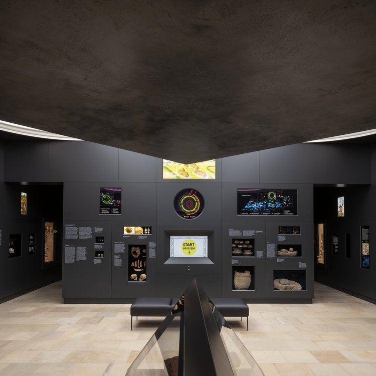 Blick in den neugestalteten Ausstellungsbereich ›Bronzerausch‹. © Landesamt für Denkmalpflege und Archäologie Sachsen-Anhalt, Michel Klehm.