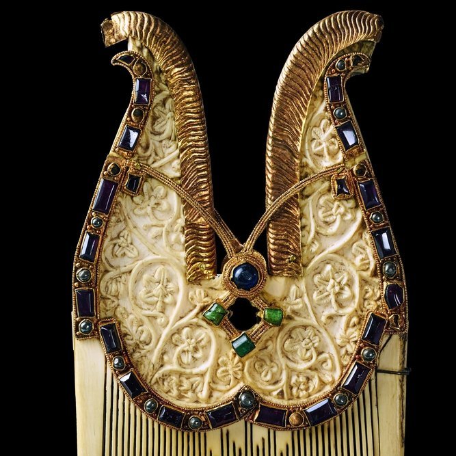 Sogenannter Kamm Heinrichs I., Elfenbeinarbeit und Goldmontierung: Syrien oder Ägypten, 7.–8. Jahrhundert, Steinschmuck und Silberperlen: 9.–10. Jahrhundert. © Domschatzverwaltung Quedlinburg, Elmar Egner.
