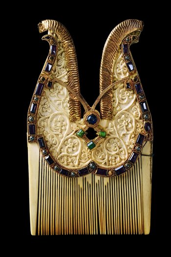 Sogenannter Kamm Heinrichs I., Elfenbeinarbeit und Goldmontierung: Syrien oder Ägypten, 7.–8. Jahrhundert, Steinschmuck und Silberperlen: 9.–10. Jahrhundert. © Domschatzverwaltung Quedlinburg, Elmar Egner.