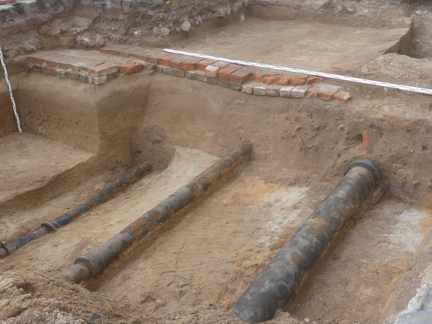 Abbildung 5: Die drei gusseisernen Leitungen 1 bis 3 (von links nach rechts) im Bereich der Akzisemauer. Blick nach Südwesten. © Landesamt für Denkmalpflege und Archäologie Sachsen-Anhalt, Helge Jarecki.