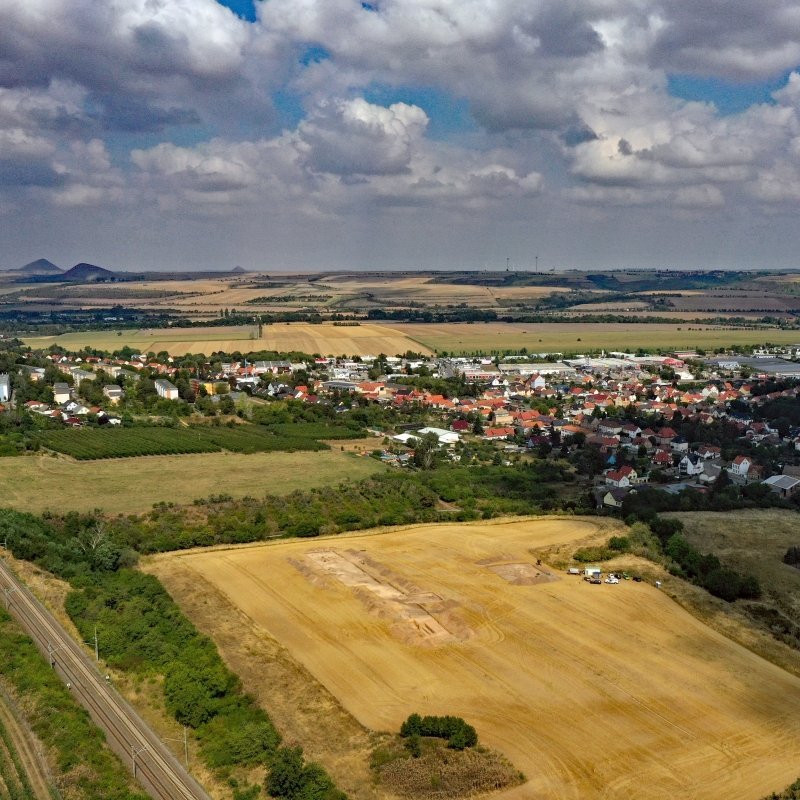Blick in Richtung Norden über den Hügel ›Kleine Klaus‹ hinweg. In der Bildmitte die Ausgrabungsfläche im Bereich des Palatiums der Pfalzanlage Helfta. © Landesamt für Denkmalpflege und Archäologie Sachsen-Anhalt, Thomas Koiki.
