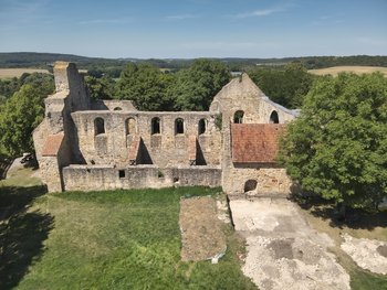 Luftaufnahme der Ruine der Walbecker Kirche. Rechts im Bild ist die Grabungsfläche am südlichen Querarm der Kirche zu sehen, der im Bereich des Kreuzgangs des Stiftes liegt. © Landesamt für Denkmalpflege und Archäologie Sachsen-Anhalt, Matthias Zirm.
