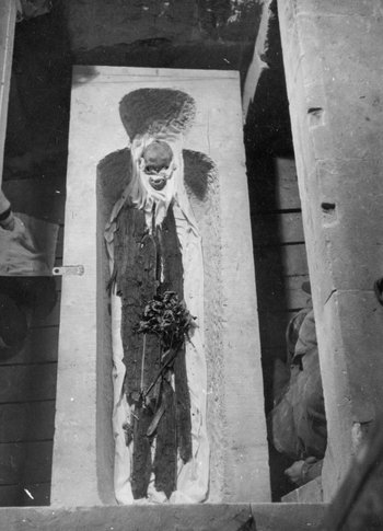 Der SS-Sarkophag für den vermeintlichen Schädel König Heinrichs I. bei der Öffnung im Jahr 1948. Zu erkennen ist die ausgearbeitete Kopfnische nach mittelalterlichem Vorbild. © Landesamt für Denkmalpflege und Archäologie Sachsen-Anhalt, Ortsaktenarchiv, Heinz Kittel.