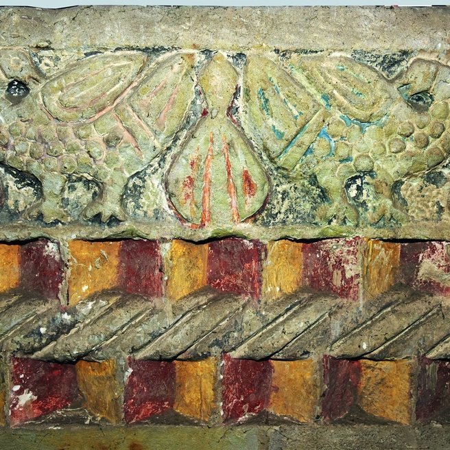 Ausschnitt aus dem romanischen Sandsteinfries im Obergaden des Mittelschiffes mit neu entdeckten Spuren der ursprünglichen kräftigen und kostbaren Farbfassung aus dem Jahr 1129. © Landesamt für Denkmalpflege und Archäologie Sachsen-Anhalt, Torsten Arnold.