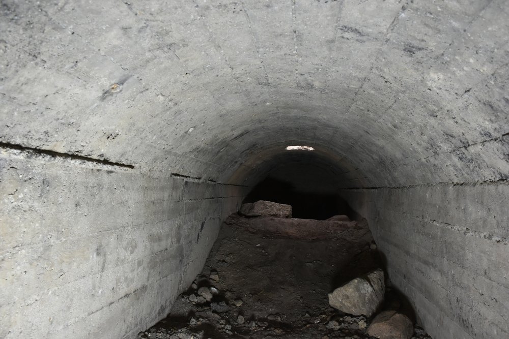 Im Innern des Deckungsgrabens sind die Schuttkegel insbesondere unterhalb der Lüftungsschächte durch die nachträglichen Verfüllungen besonders ausgeprägt. © Landesamt für Denkmalpflege und Archäologie Sachsen-Anhalt, Olaf Schröder.