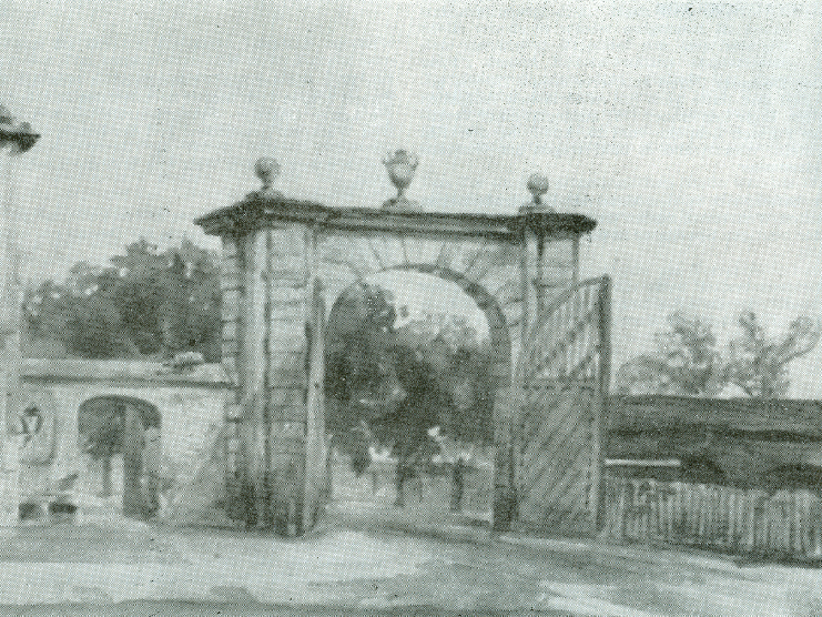 Abbildung 3: Das ältere Akensche Tor. Stadtseite. Blick nach Nordwesten. © Stadt Dessau-Roßlau, Stadtarchiv Historisches Archiv, Signatur Fl 59a-0047.