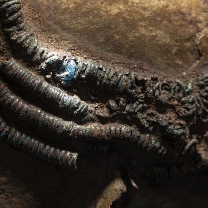 Detailaufnahme der blauen Glasperle von Esperstedt. © Landesamt für Denkmalpflege und Archäologie Sachsen-Anhalt, Michel Klehm.