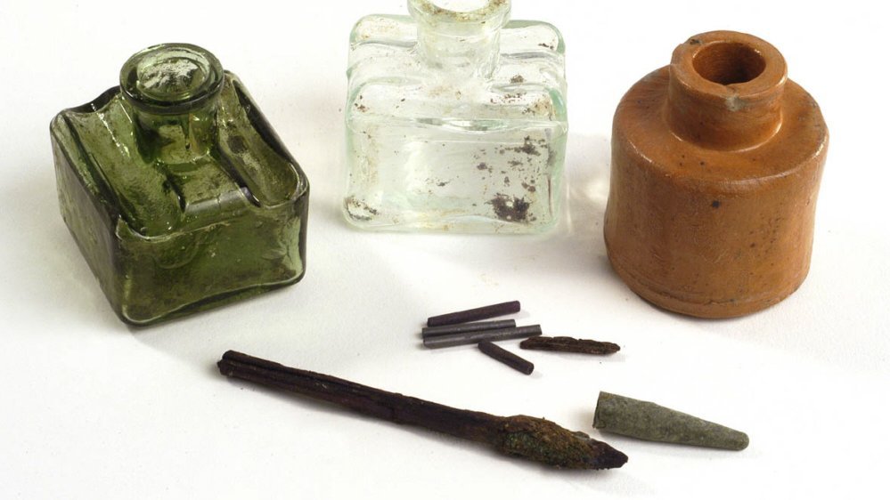 Abbildung 22: Neben mehreren rechteckigen, gläsernen Tintenfässern, wurde auch ein rundes Tintenfass aus Keramik geborgen. Von Blei- und Kopierstiften haben sich nur die Minen und Abdeckhülsen aus Messing erhalten; die hölzernen Bestandteile sind im Boden vergangen. © Landesamt für Denkmalpflege und Archäologie Sachsen-Anhalt, Kathrin Ulrich.