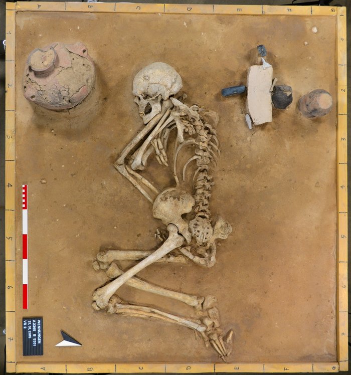 Abbildung 1: Blick von oben auf das präparierte Grab. © Landesamt für Denkmalpflege und Archäologie Sachsen-Anhalt.