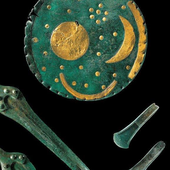 Der Hortfund mit der Himmelsscheibe von Nebra. © Landesamt für Denkmalpflege und Archäologie Sachsen-Anhalt, Juraj Lipták.