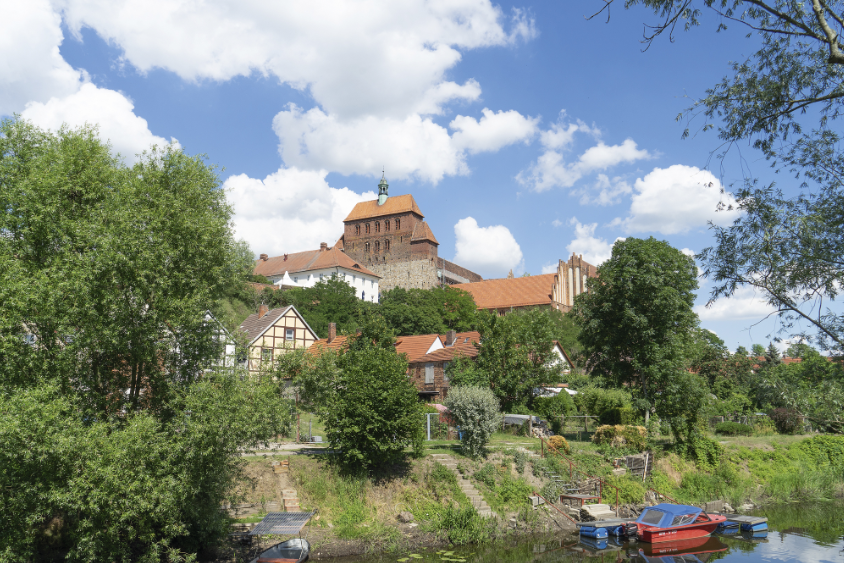 Abbildung 1: Der Havelberger Dom befindet sich auf einem Berg über der Havel. © Landesamt für Denkmalpflege und Archäologie Sachsen-Anhalt, Volker Seifert.