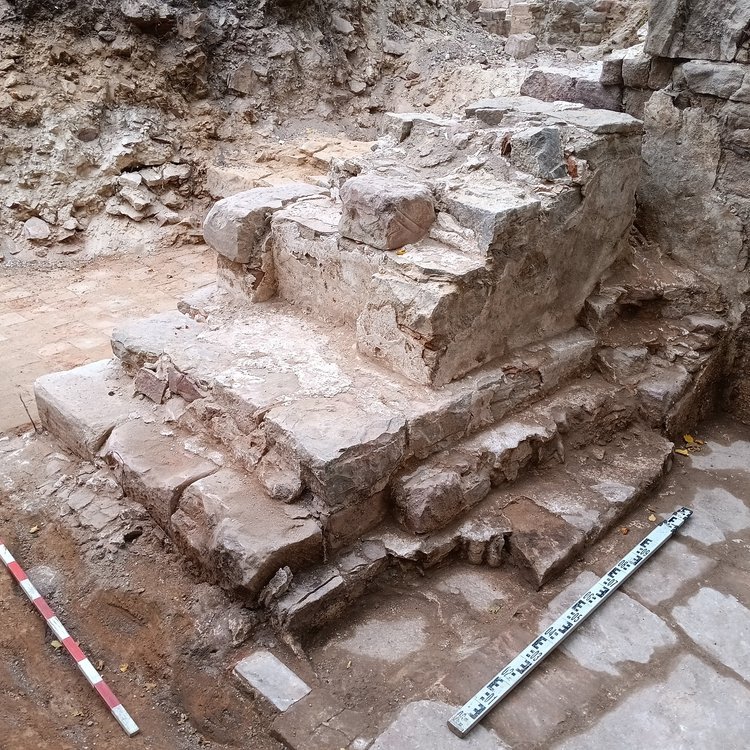 Sockel eines Seitenaltars in der Stiftskirche. © Landesamt für Denkmalpflege und Archäologie Sachsen-Anhalt, Felix Biermann.