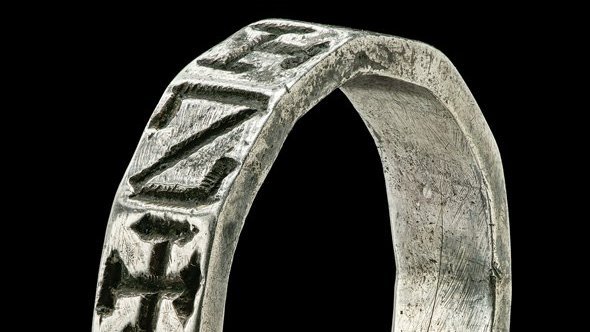 Inschriftenring von Paußnitz, 13. Jahrhundert. © Landesamt für Denkmalpflege und Archäologie Sachsen-Anhalt, Juraj Lipták.