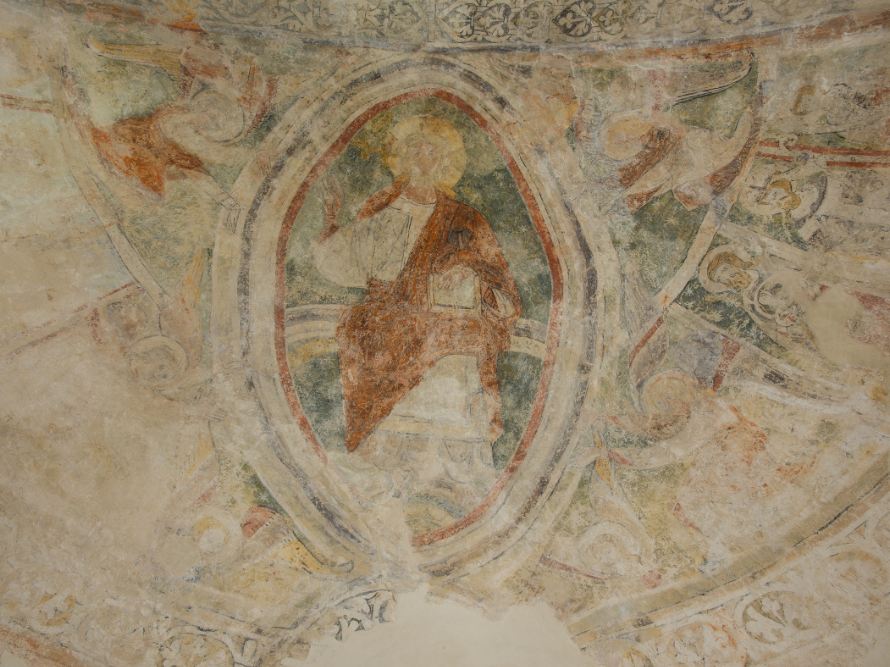 Abbildung 1: Wandmalerei in der Apsis. Eine monumentale Christusfigur auf einem Regenbogen sitzend eingerahmt in einer Mandorla © Landesamt für Denkmalpflege und Archäologie Sachsen-Anhalt, Gunar Preuß. 