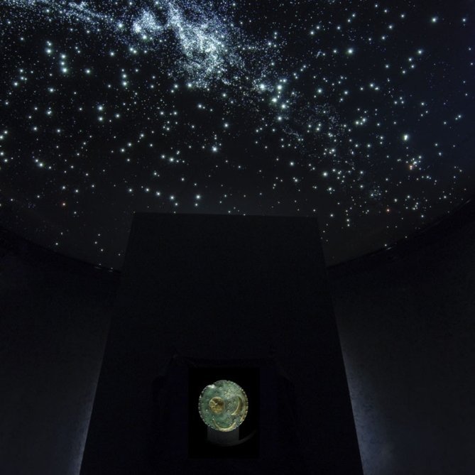 Präsentation der Himmelsscheibe von Nebra in der Dauerausstellung des Landesmuseums für Vorgeschichte. © Landesamt für Denkmalpflege und Archäologie Sachsen-Anhalt, Juraj Lipták.