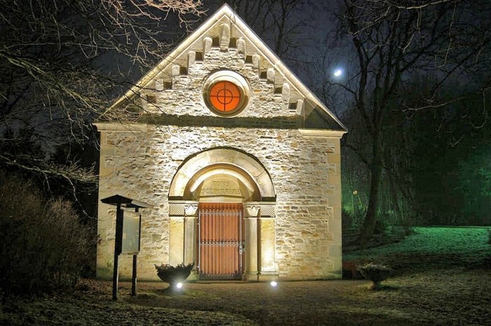 Abbildung 4: Die Kapelle von Marienborn bei Nacht. © Kay Zacharias.