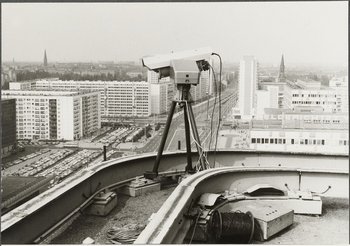 Überwachung des Alexanderplatzes durch die Kriminalpolizei mithilfe einer fernbedienten Überwachungsanlage auf dem Dach des Hauses des Lehrers während der X. Weltfestspiele der Jugend und Studenten in Ost-Berlin, August 1973, Bundesarchiv, DO 1 Bild-000432-02-07 / Fotograf/in: ohne Angabe.